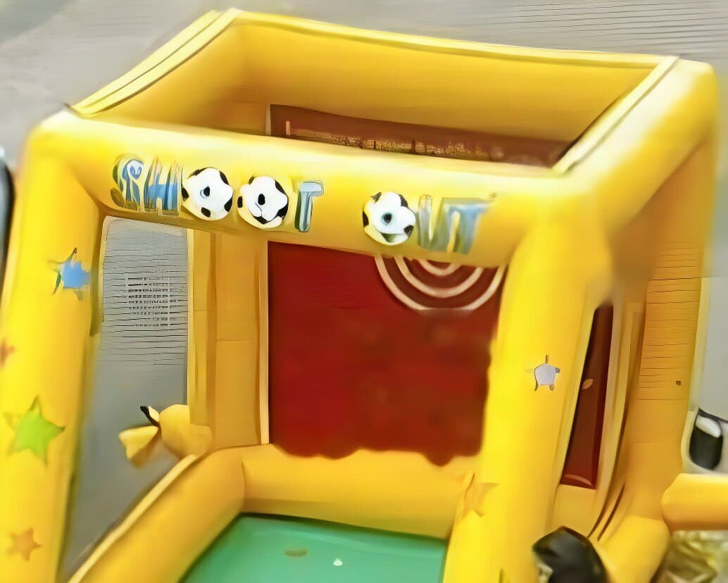 Aufblasbares gelbes Fußballtor mit der Aufschrift «Shoot Out» und einer roten Zielwand